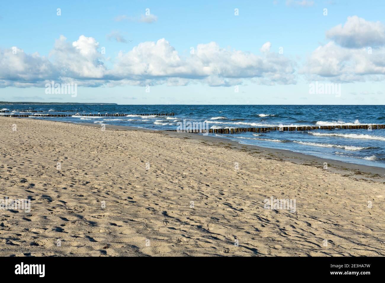 Paesaggio di spiaggia vuoto dopo una notte piovosa alla costa baltica tedesca, Dierhagen Foto Stock
