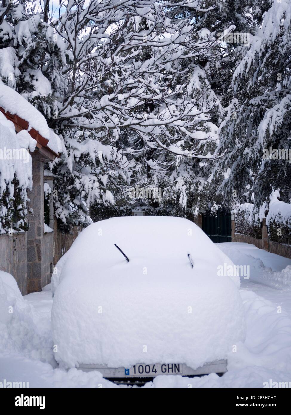 Vista frontale dell'auto completamente coperta dalla neve nella più grande tempesta di neve di Madrid in 70 anni. Foto Stock