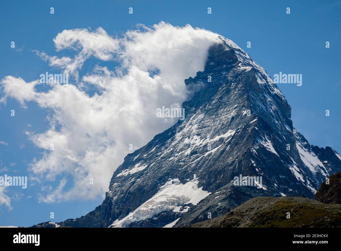 Nuvole che soffiano dalla cima e dalla faccia sud dell'iconico Cervino di Zermatt, Vallese, Switzwerland, vista da Zermatt Schwarzsee Foto Stock