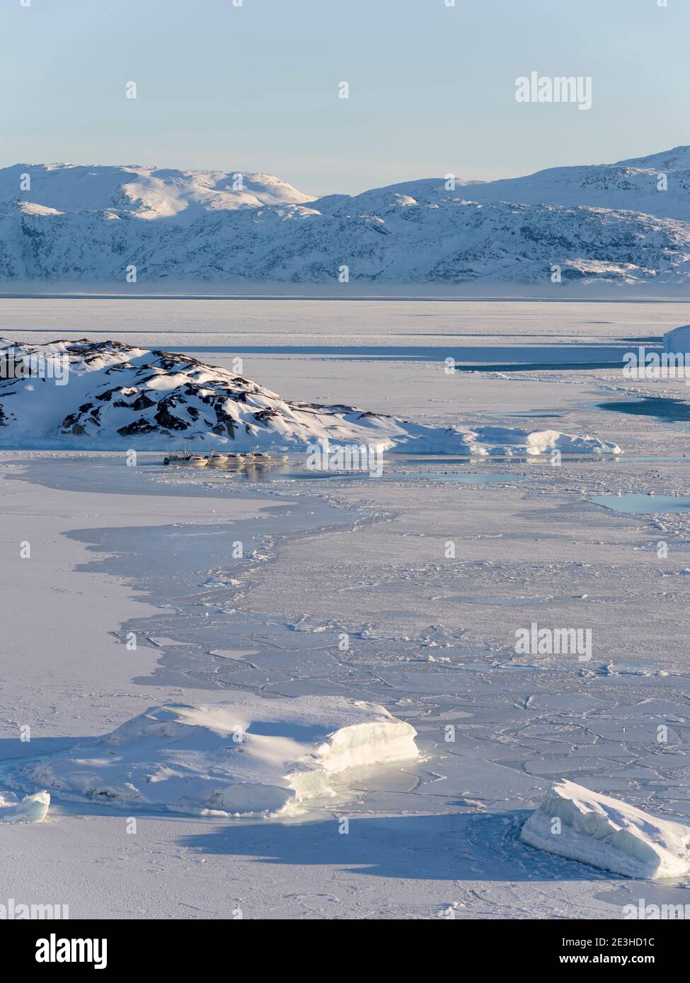 I pescatori e le loro barche ormeggiate in un porto di ghiaccio. Inverno al Icefjord Ilulissat, situato nella baia di Disko nella Groenlandia occidentale, l'Icefjord fa parte Foto Stock