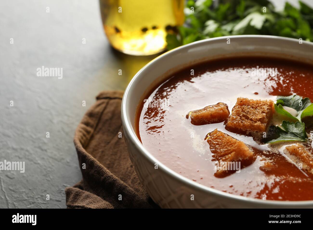 Concetto di cibo gustoso con zuppa di pomodoro, primo piano Foto Stock