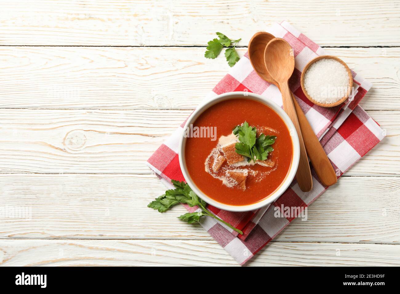Concetto di cibo gustoso con zuppa di pomodoro su sfondo di legno Foto Stock