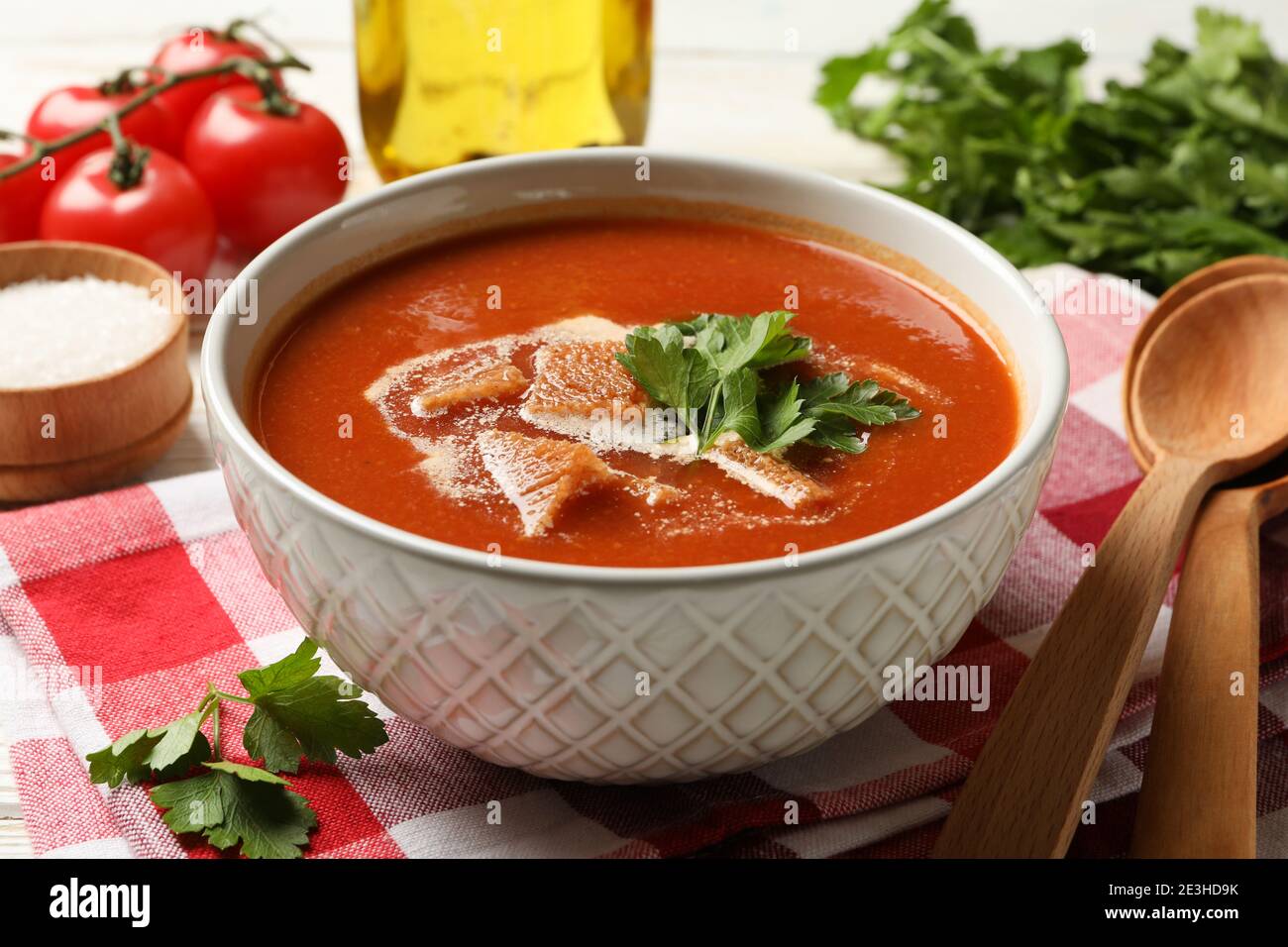 Concetto di cibo gustoso con zuppa di pomodoro, primo piano Foto Stock