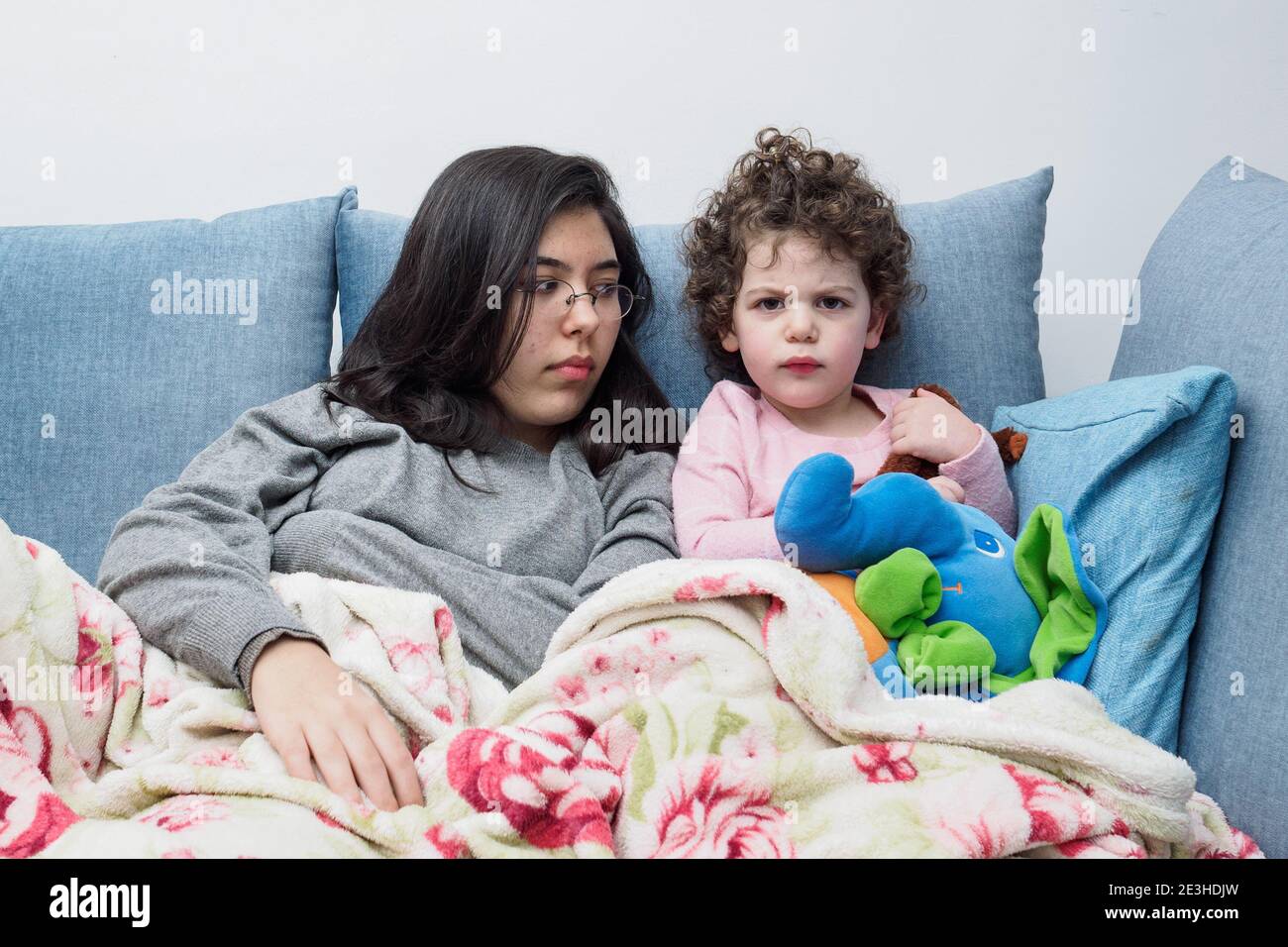 Interazione di due sorelle su un divano nel soggiorno Foto Stock