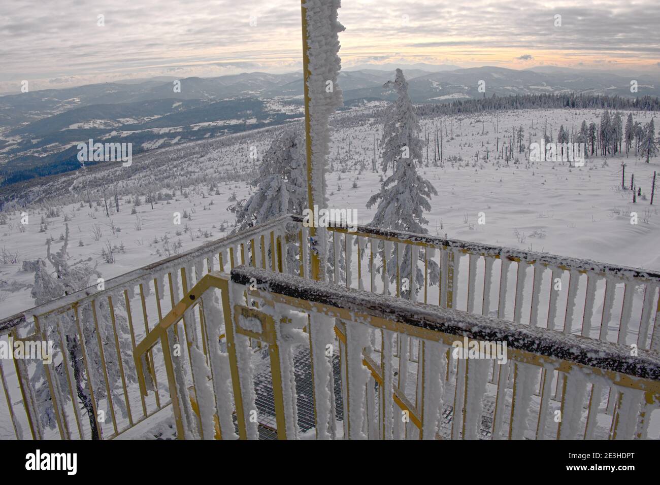 Inverno Beskids, vista dalla torre di osservazione. Foto Stock