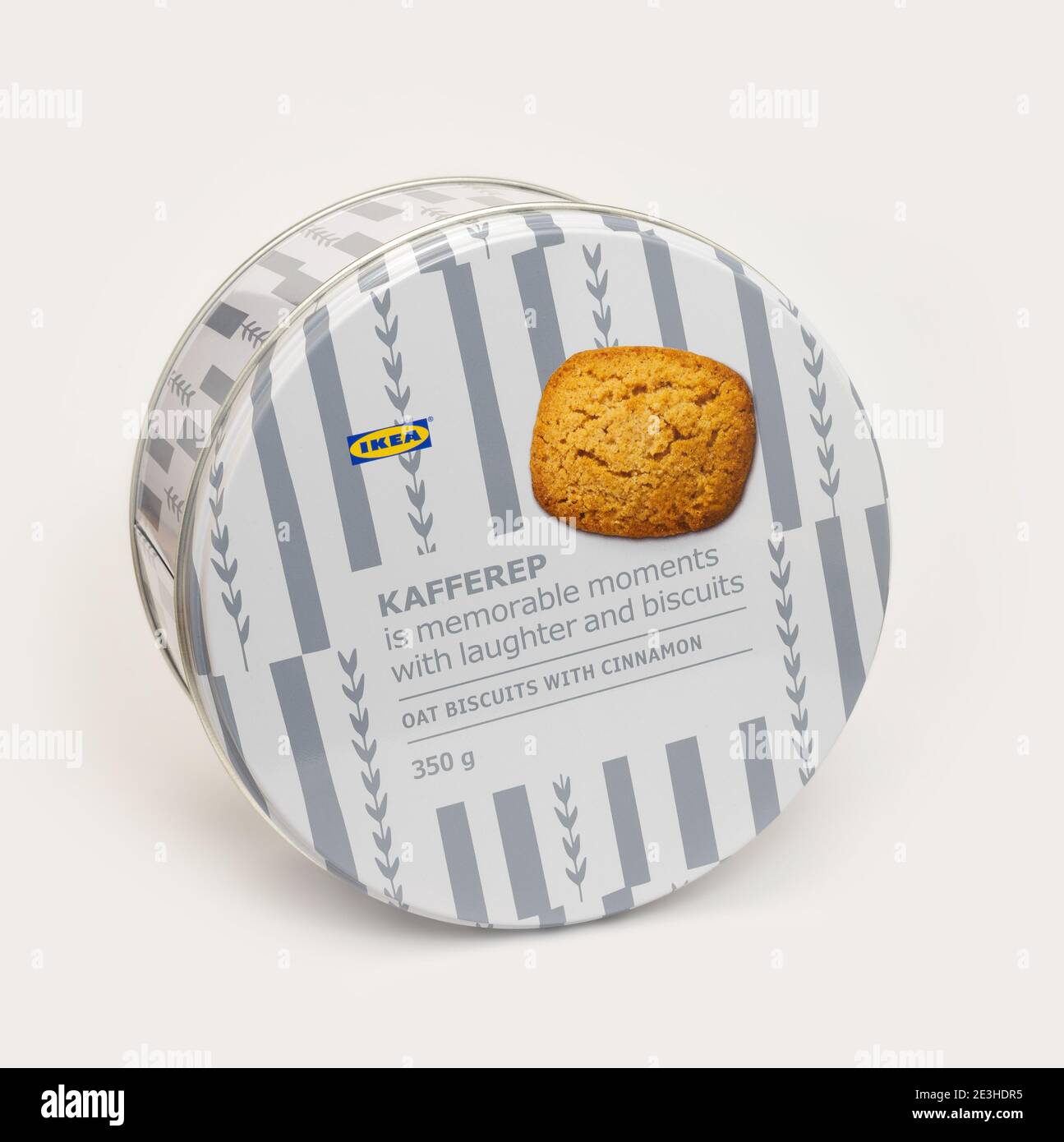 Italia - Ottobre 2020: Scatola di latta con biscotti kafferep alla cannella  svedesi del famoso marchio IKEA Foto stock - Alamy