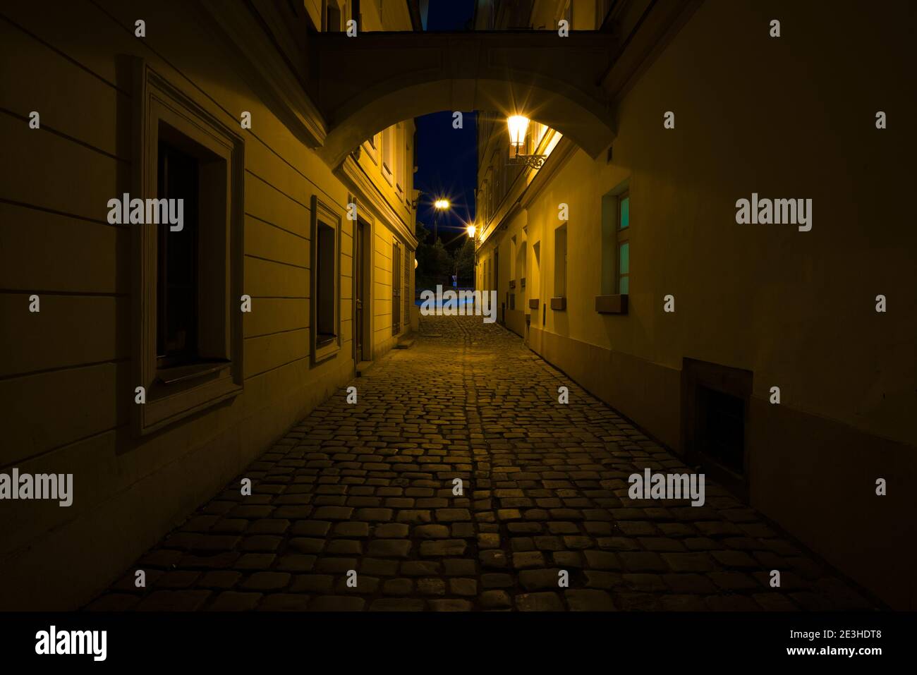 Strada notturna della vecchia Praga sotto la luce delle lanterne Foto Stock