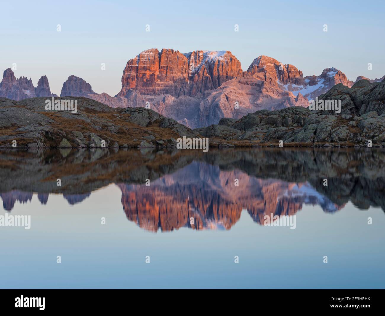 Le cime della catena montuosa del Brenta si riflettono nel Lago Nero.  Gruppo Brenta nelle Dolomiti, patrimonio mondiale dell'UNESCO le Dolomiti.  Europa, io Foto stock - Alamy