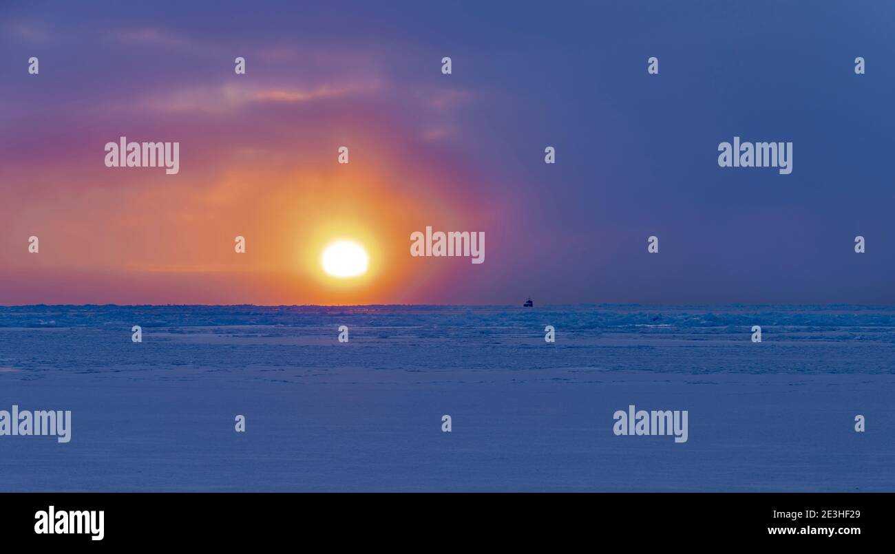 Navi nel ghiaccio marino della Baia di Disko congelata. Disko Bay durante l'inverno, Groenlandia occidentale. America, Nord America, Groenlandia, Danimarca Foto Stock