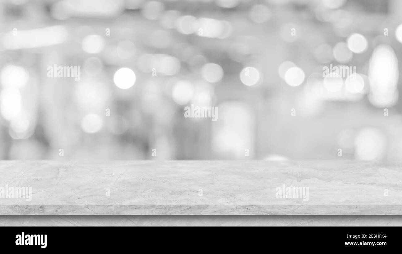 Cemento bianco da tavolo prospettiva, contatore, scrivania su sfondo chiaro bokeh sfocato, per l'esposizione di prodotti, mockup, montaggio, modello. Foto Stock