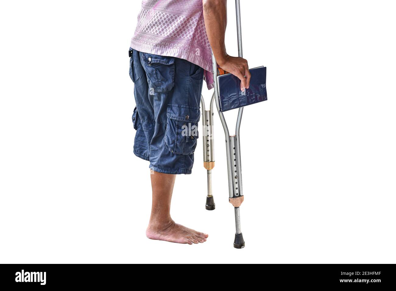 Maschio con disabilità senza gamba su stampelle, isolato su sfondo bianco con tracciato di ritaglio. Foto Stock