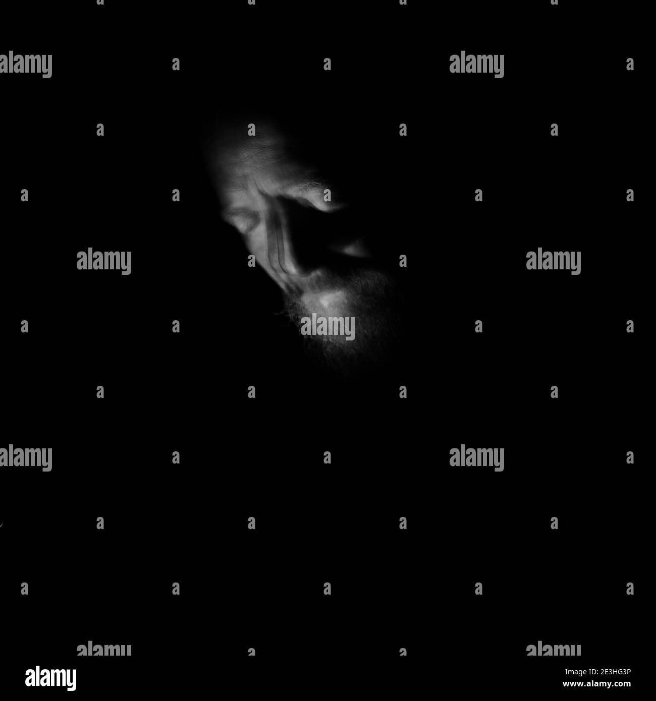 ritratto della testa di mans illuminata da una fiaccolata su sfondo nero Foto Stock