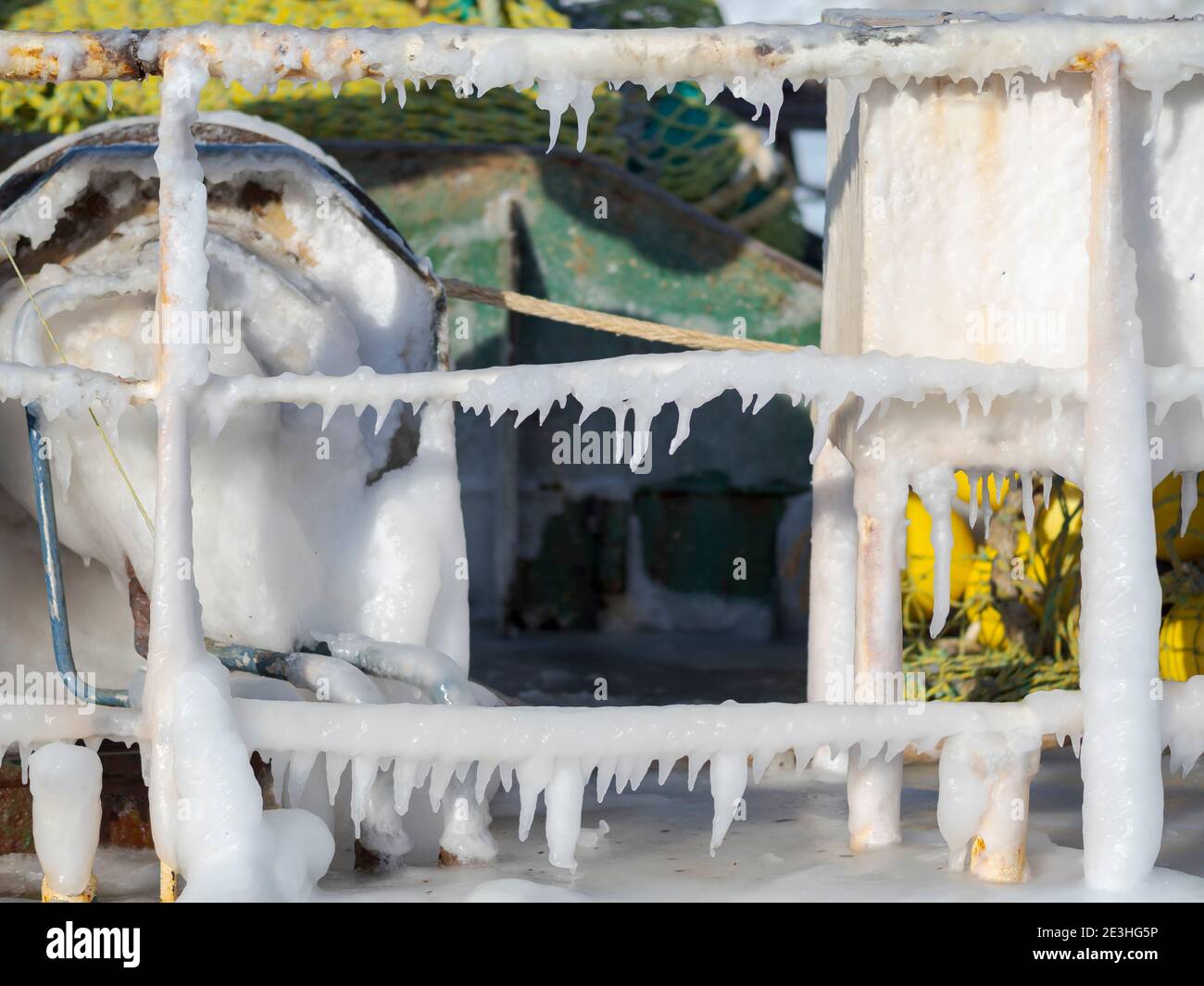 Le ciclicoli su un'alesatura di un peschereccio da traino. Inverno nel porto ghiacciato della città Ilulissat sulla riva della baia di Disko. America, Nord America, Groenlandia, Danimarca Foto Stock