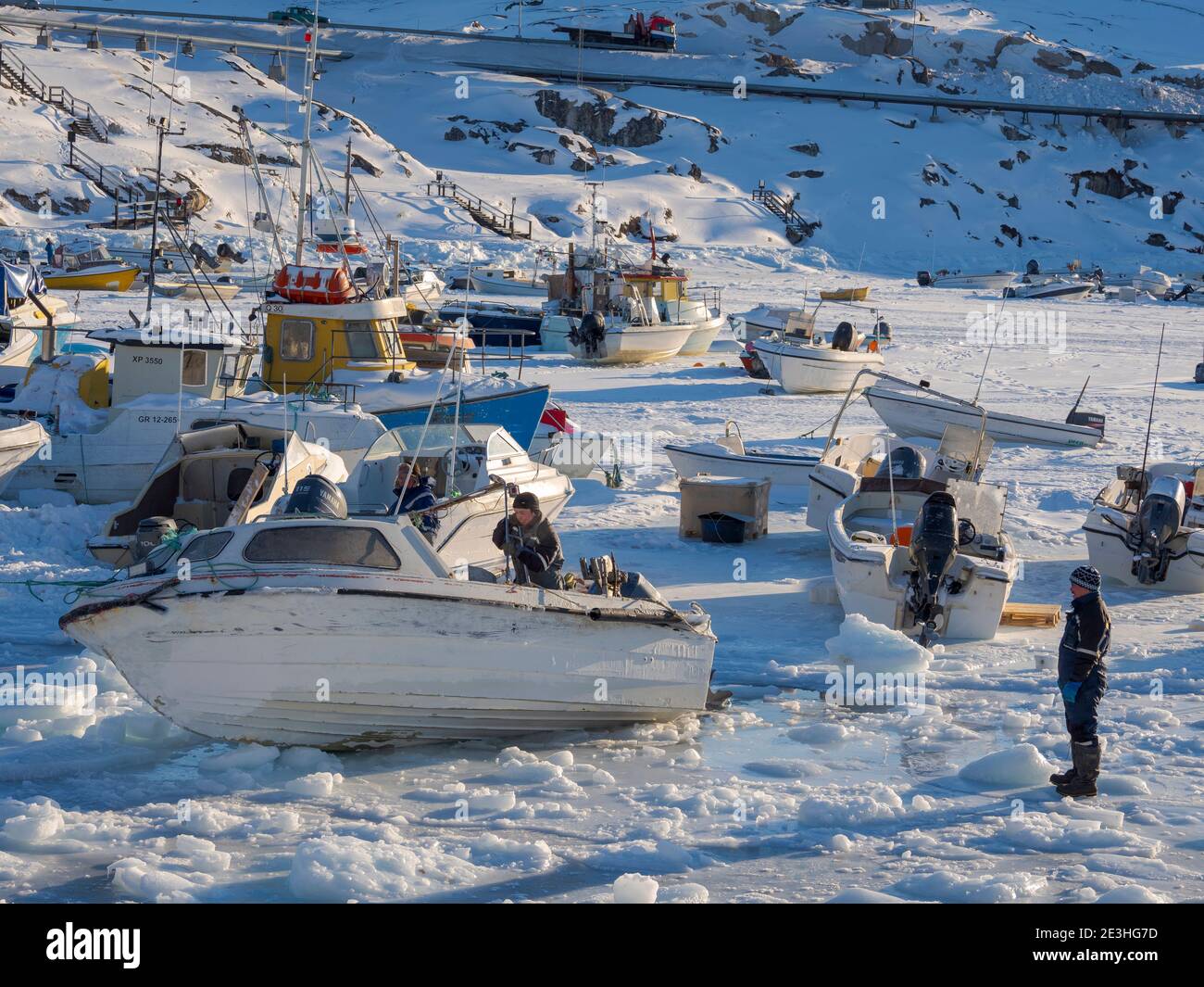 Inverno nel porto ghiacciato della città Ilulissat sulla riva della baia di Disko. America, Nord America, Groenlandia, Danimarca Foto Stock