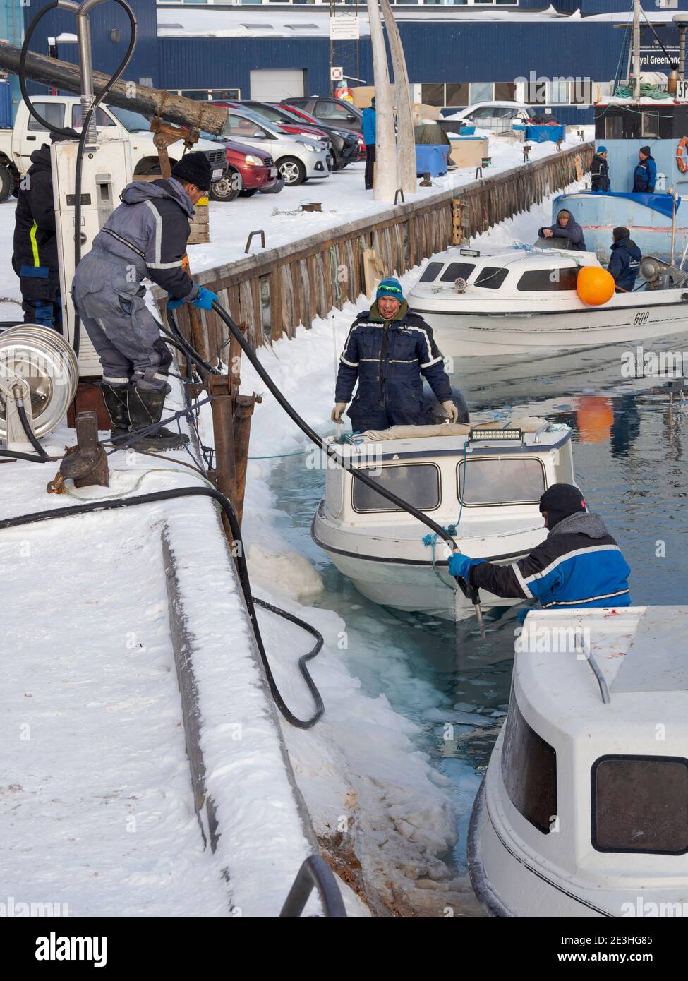 Rifornimento di imbarcazioni da pesca. Inverno nel porto ghiacciato della città Ilulissat sulla riva della baia di Disko. America, Nord America, Groenlandia, Danimarca Foto Stock