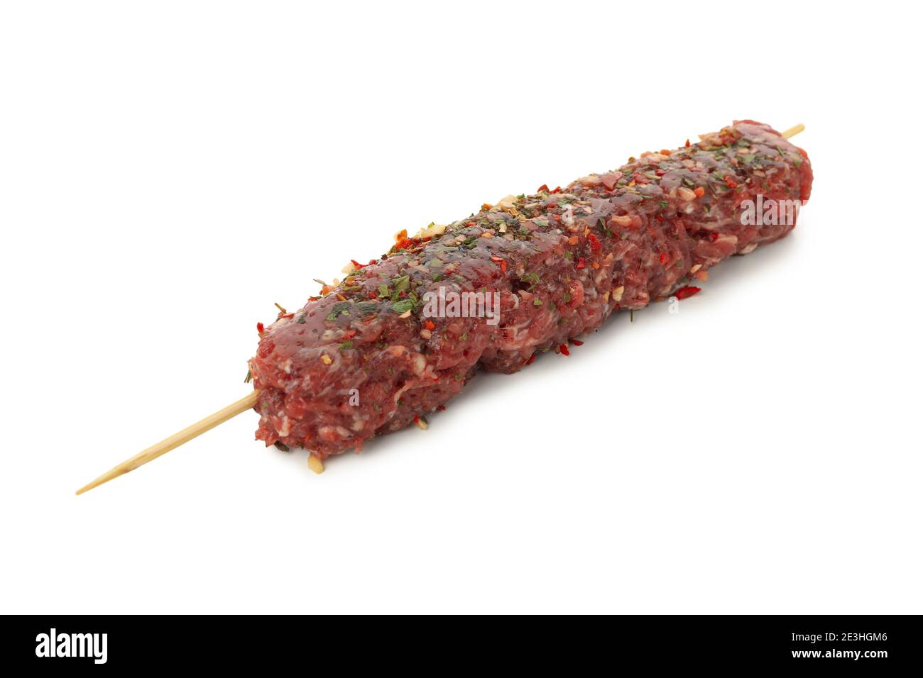 Spiedino con carne tritata grezza o lula kebab isolato sfondo bianco Foto Stock