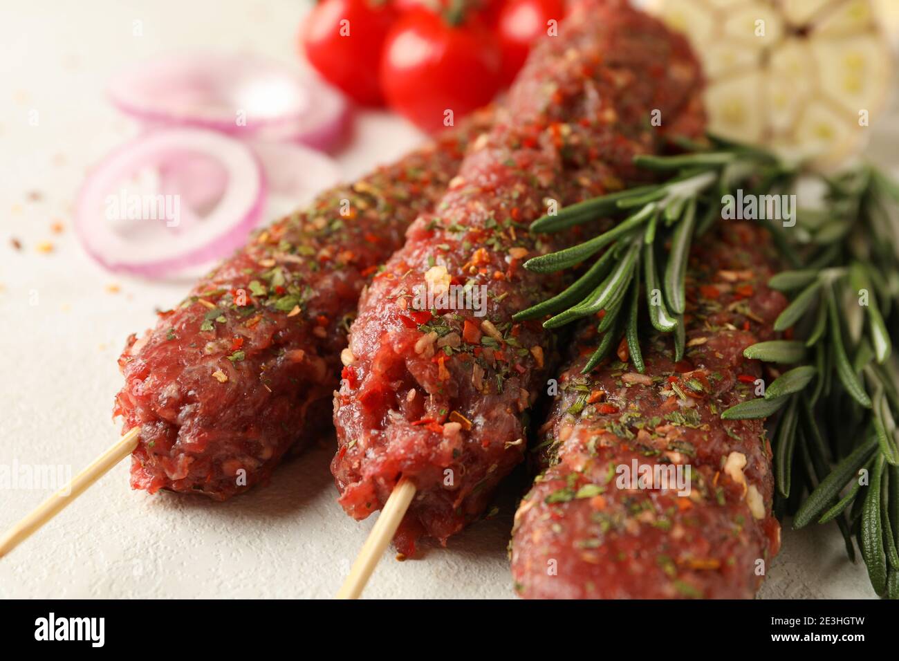 lula kebab crudo, erbe e spezie, primo piano Foto Stock