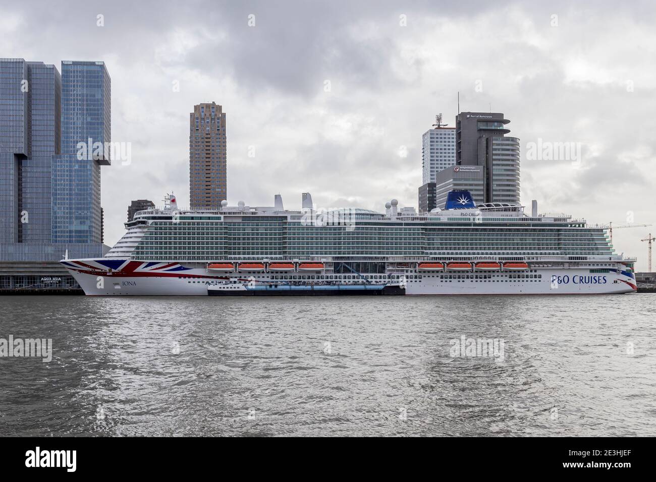 Rotterdam, Paesi Bassi - 2021-01-19: Nave da crociera Iona che prende il GNL al terminal delle navi da crociera Rotterdam. La nave bunker è GNL Londra. Foto Stock
