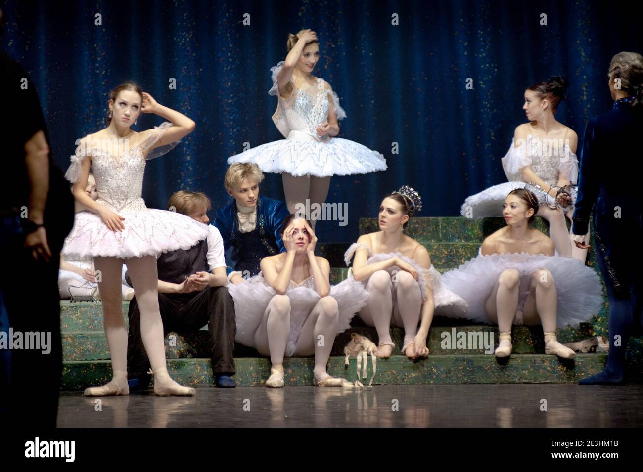 Ballerini di balletto in attesa di esibirsi Foto Stock