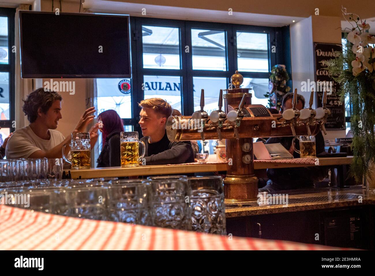 Due ragazzi bevono birra in un bar di Monaco Foto Stock