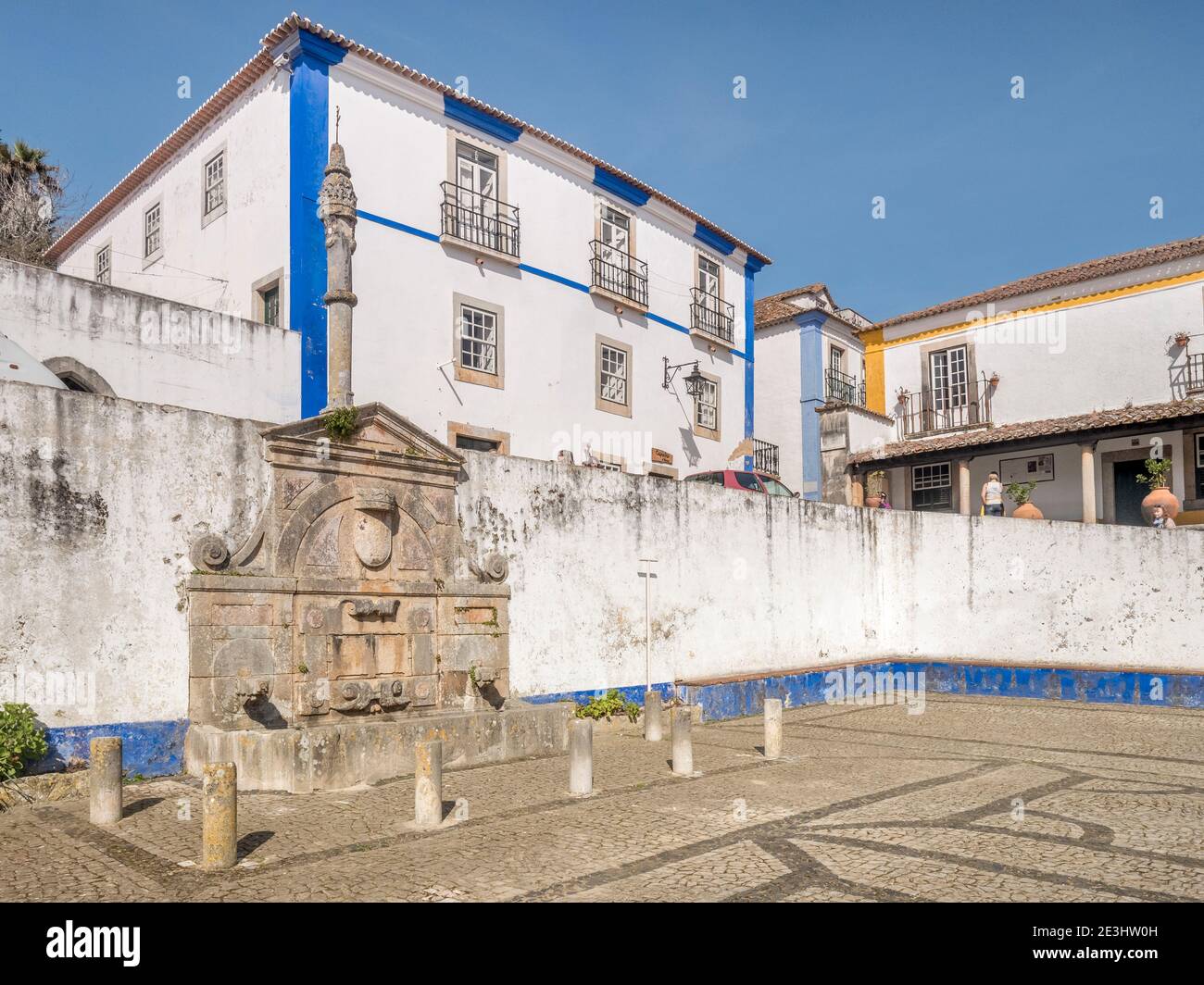 11 marzo 2020: Obidos, Portogallo - la piazza principale della città murata di Obidos, con il Pelourinho o pilastro sulla sinistra. Foto Stock