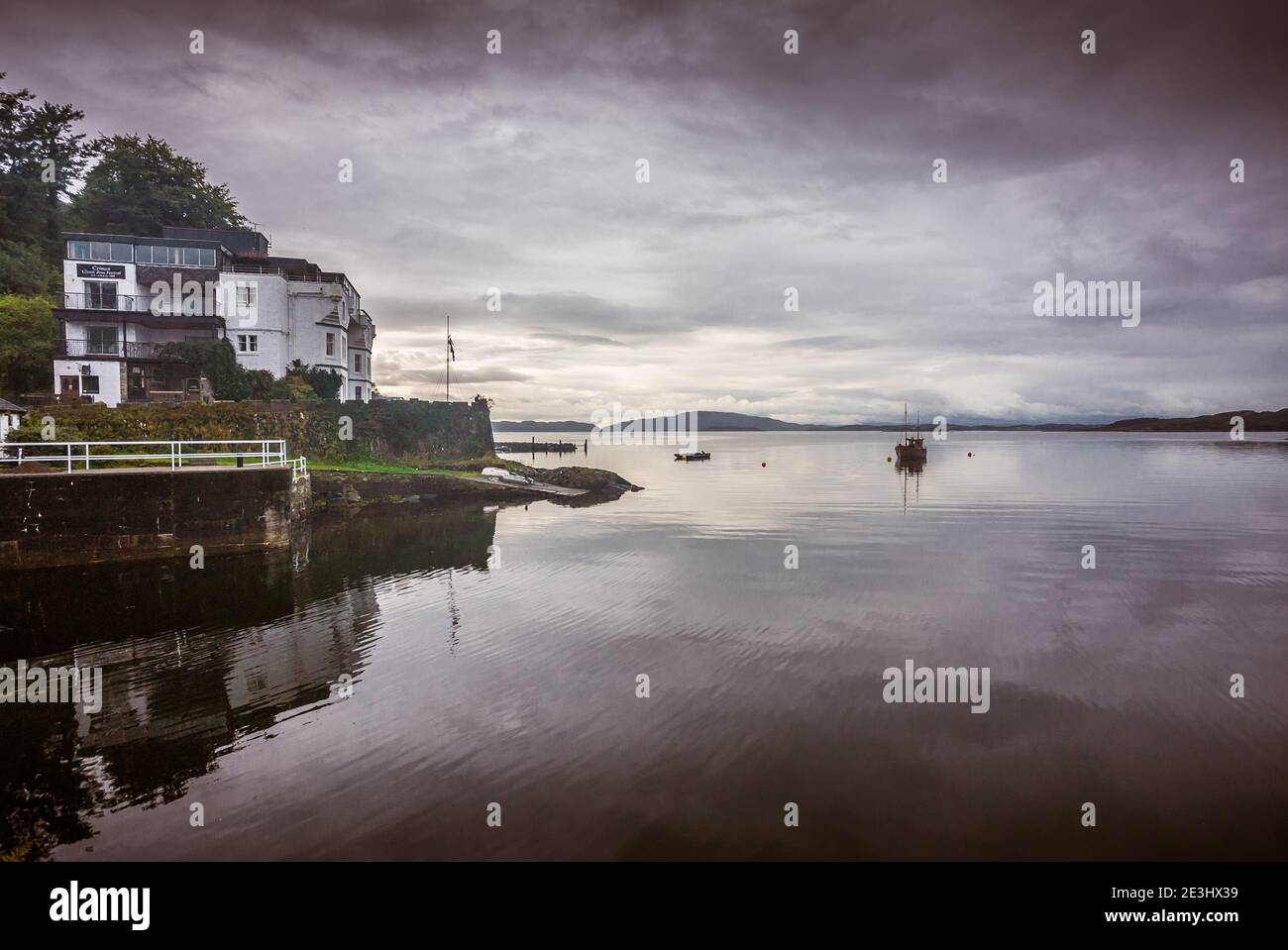 Crinan è un piccolo villaggio situato sulla costa occidentale della Scozia, nella regione conosciuta come Argyll. Questa vista mostra il Crinan Hotel che si affaccia sul porto Foto Stock