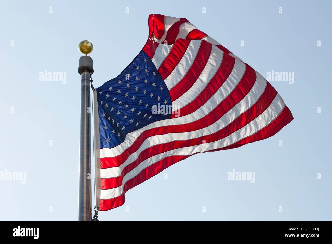 Bandiera americana che batte a Washington DC. La bandiera nazionale degli Stati Uniti è Know the Stars and Stripes, come Old Glory, e il banner Star-Spangled. Foto Stock