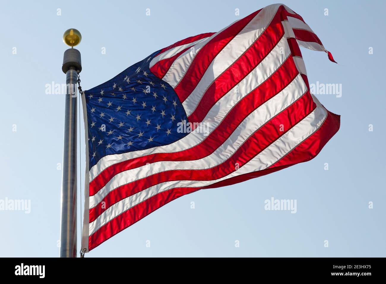 Bandiera americana che batte a Washington DC. La bandiera nazionale degli Stati Uniti è Know the Stars and Stripes, come Old Glory, e il banner Star-Spangled. Foto Stock