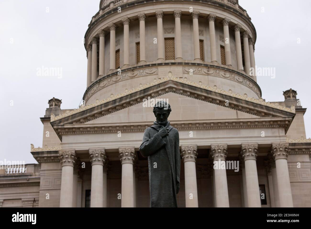 01172021- Charleston, West Virginia, USA: Abraham Lincoln sui passi della West Virginia statehouse Domenica prima dell'inaugurazione del presidente eletto Joe Biden. Biden sarà inaugurato mercoledì. L’FBI ha messo in guardia contro le proteste forse violente di tutte le 50 capitole di stato negli Stati Uniti. Foto Stock