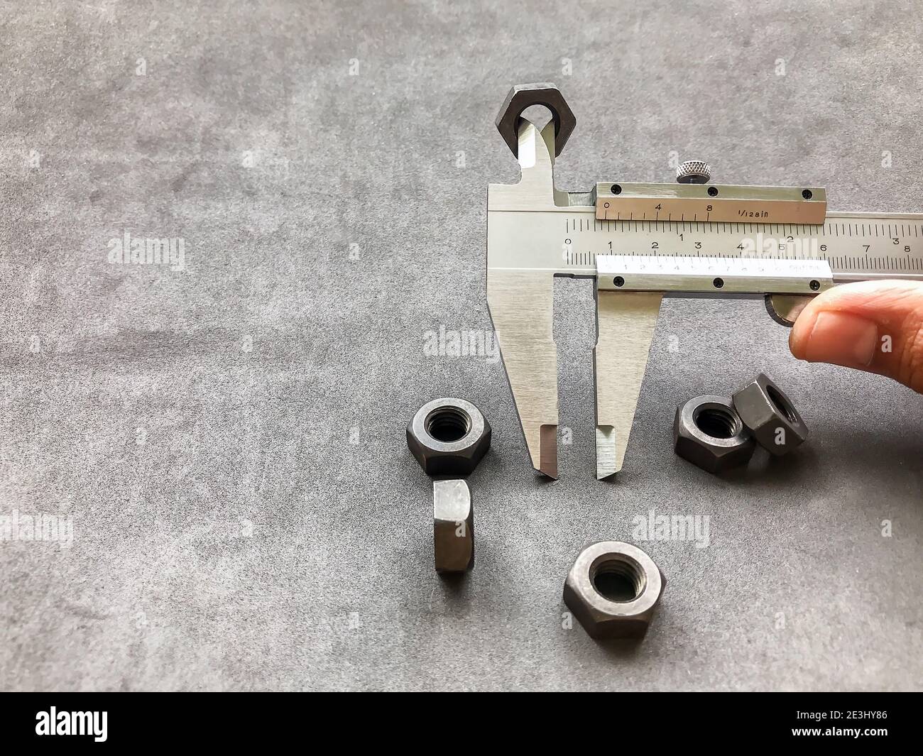 Il calibro a corsoio è uno strumento indispensabile nelle applicazioni industriali per misurare con precisione la lunghezza, lo spessore e la profondità dei pezzi da lavorare. Foto Stock