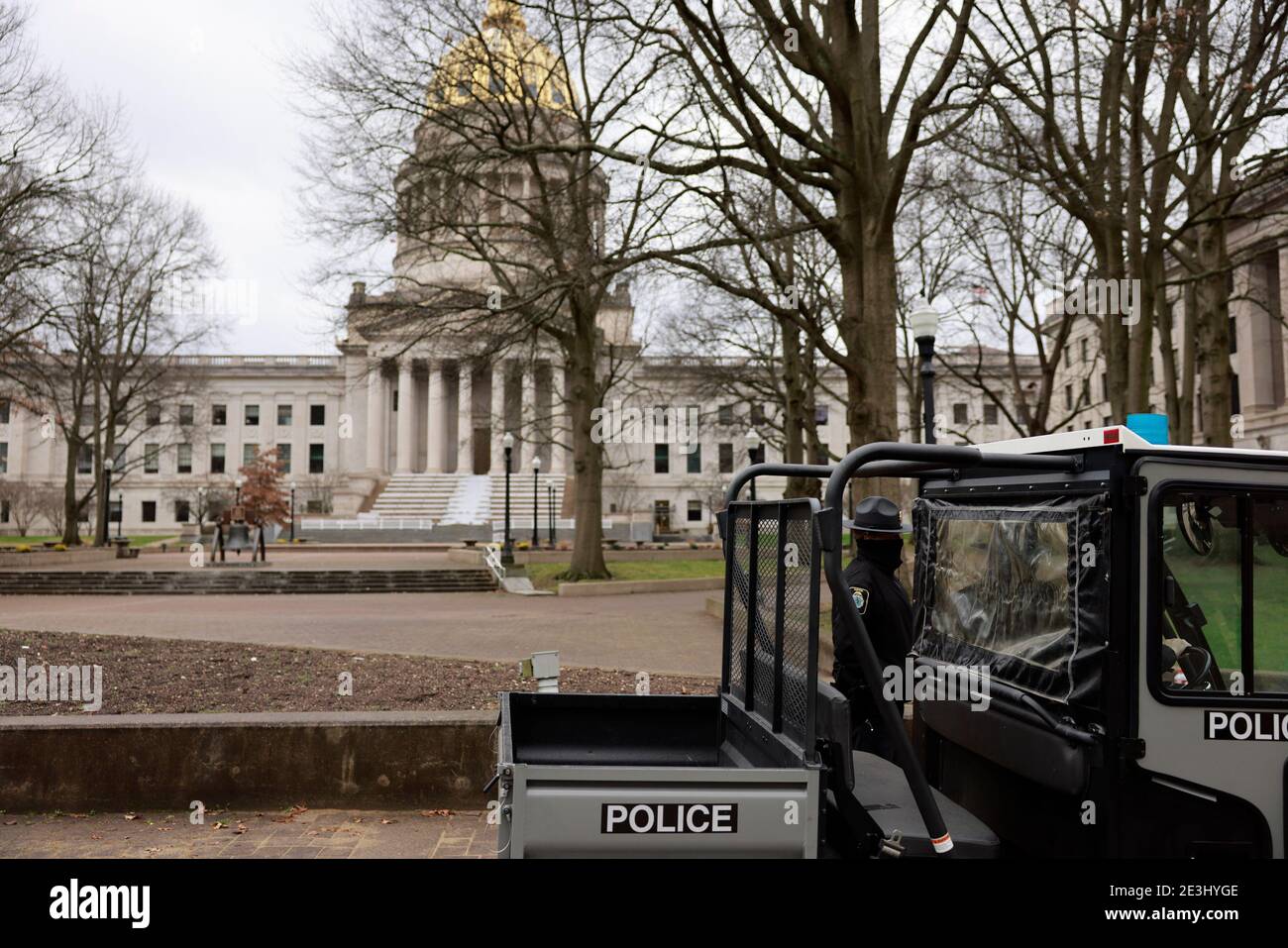 01172021- Charleston, West Virginia, USA: La polizia assicura la casa di stato della West Virginia, che è stata per lo più deserta Domenica prima dell'inaugurazione del presidente eletto Joe Biden. Biden sarà inaugurato mercoledì. L’FBI ha messo in guardia contro le proteste forse violente di tutte le 50 capitole di stato negli Stati Uniti. Foto Stock