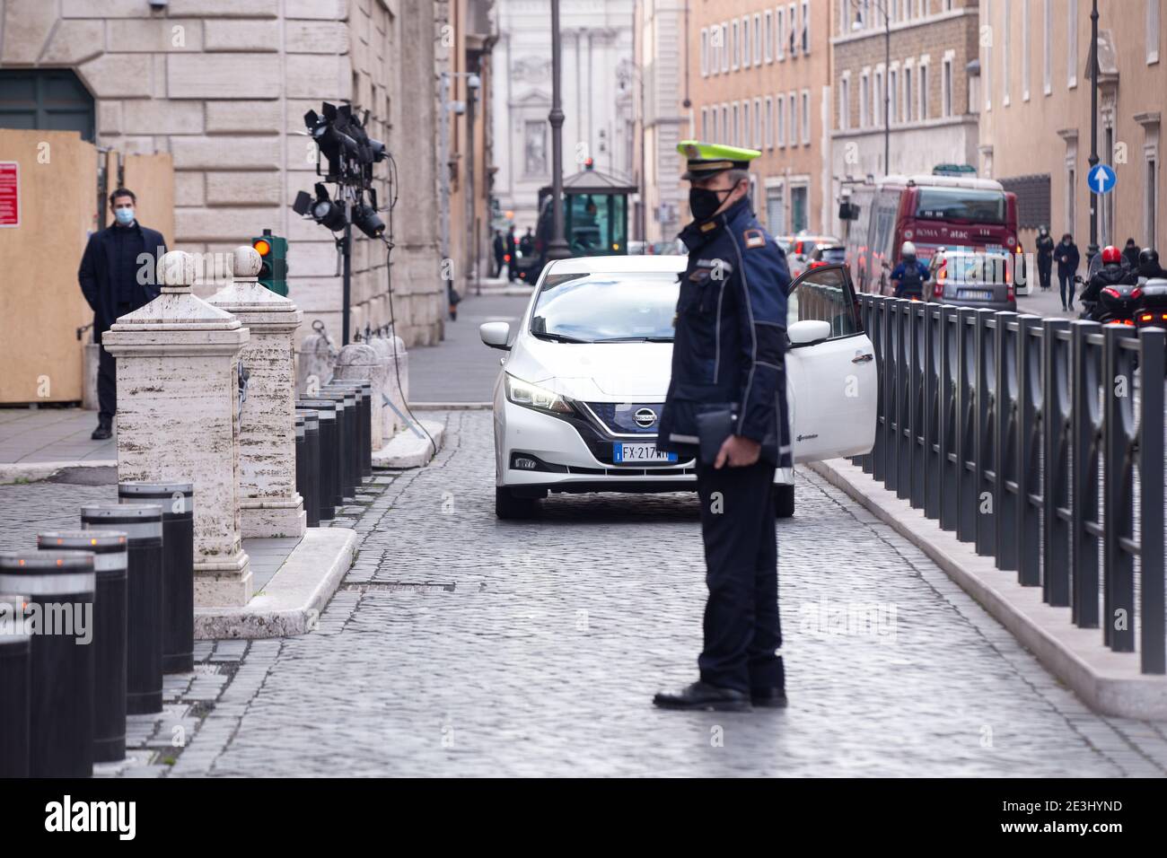 Roma, Italia. 19 gennaio 2021. Ingresso al Palazzo del Senato italiano. Alcuni politici italiani di vari partiti politici incontrano i media di fronte al Palazzo del Senato Italiano durante la discussione della crisi governativa iniziata con l'abbandono dei parlamentari di Italia viva. (Foto di Matteo Nardone/Pacific Press) Credit: Pacific Press Media Production Corp./Alamy Live News Foto Stock