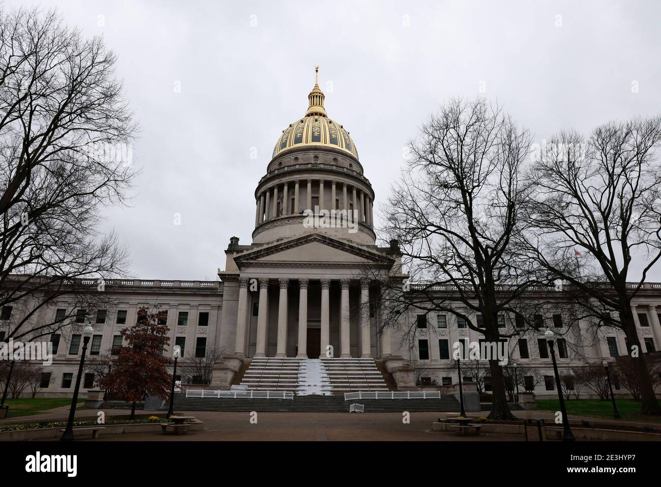 01172021- Charleston, West Virginia, USA: Preparativi per l'inaugurazione del governatore della Virginia Occidentale Jim Justice presso la West Virginia, la casa di stato, che è stata per lo più deserta Domenica prima dell'inaugurazione del presidente eletto Joe Biden. Biden sarà inaugurato mercoledì. L’FBI ha messo in guardia contro le proteste forse violente di tutte le 50 capitole di stato negli Stati Uniti. Jim Justice è stato recentemente citato dicendo che non è un politico. Foto Stock