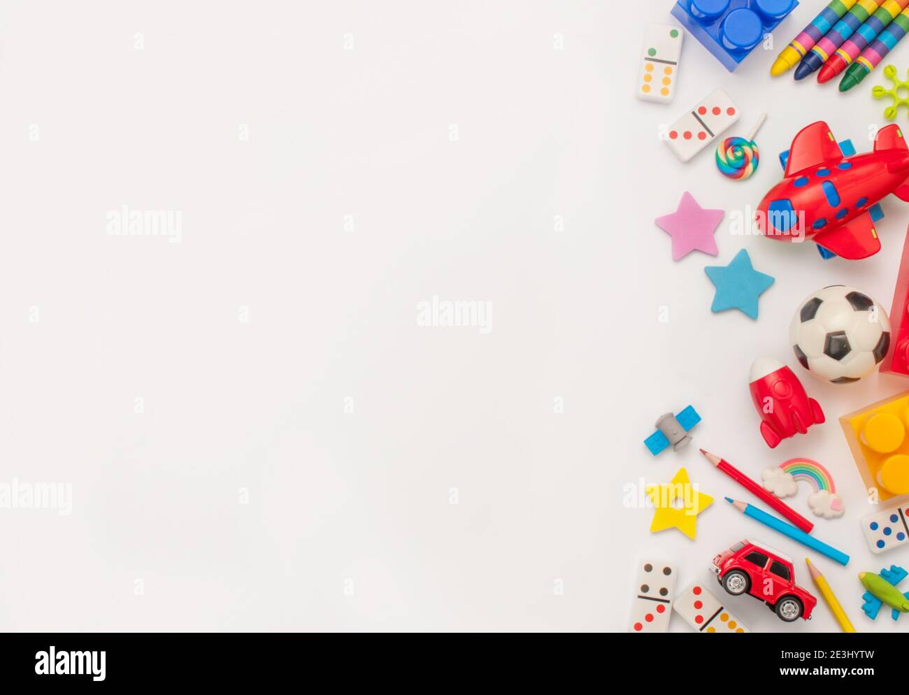 Cornice di giocattoli per bambini su sfondo bianco con spazio vuoto per il  testo. Vista dall'alto, disposizione piatta Foto stock - Alamy