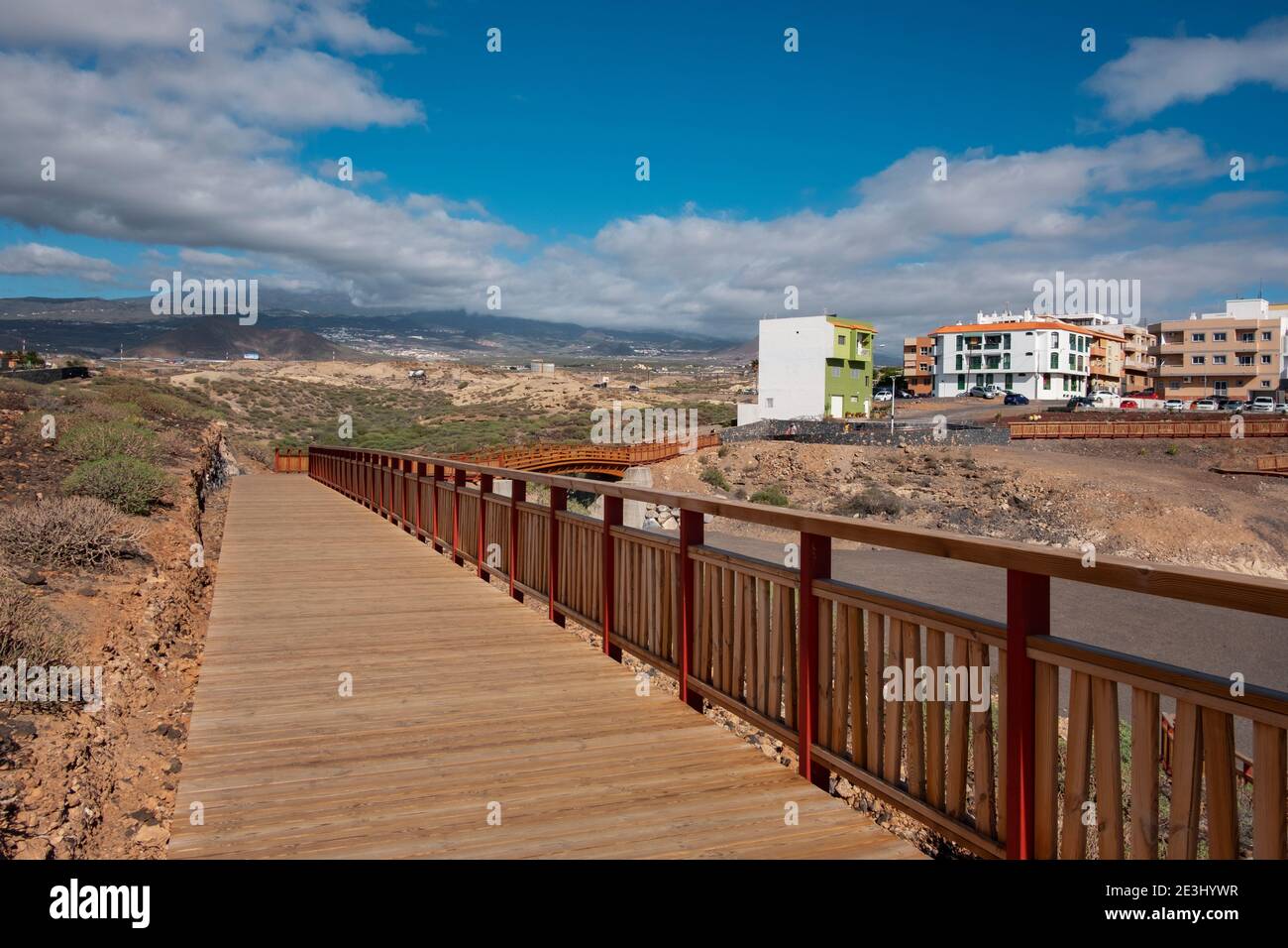 Vuoto passaggio di legno che collega il resort di San Blass al villaggio di pescatori noto come Los Abrigos, vista interna della passerella e delle montagne sovrastanti Foto Stock