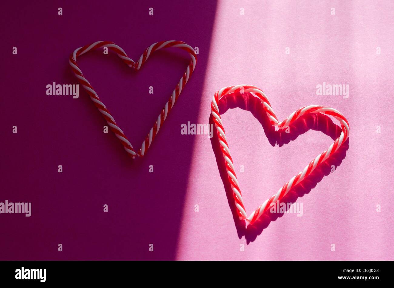 Festoso sfondo rosa. Cuori di dolci caramelle. Amore. Idee creative di regali per San Valentino. 14 di febbraio. Disposizione piatta, vista dall'alto. Foto Stock