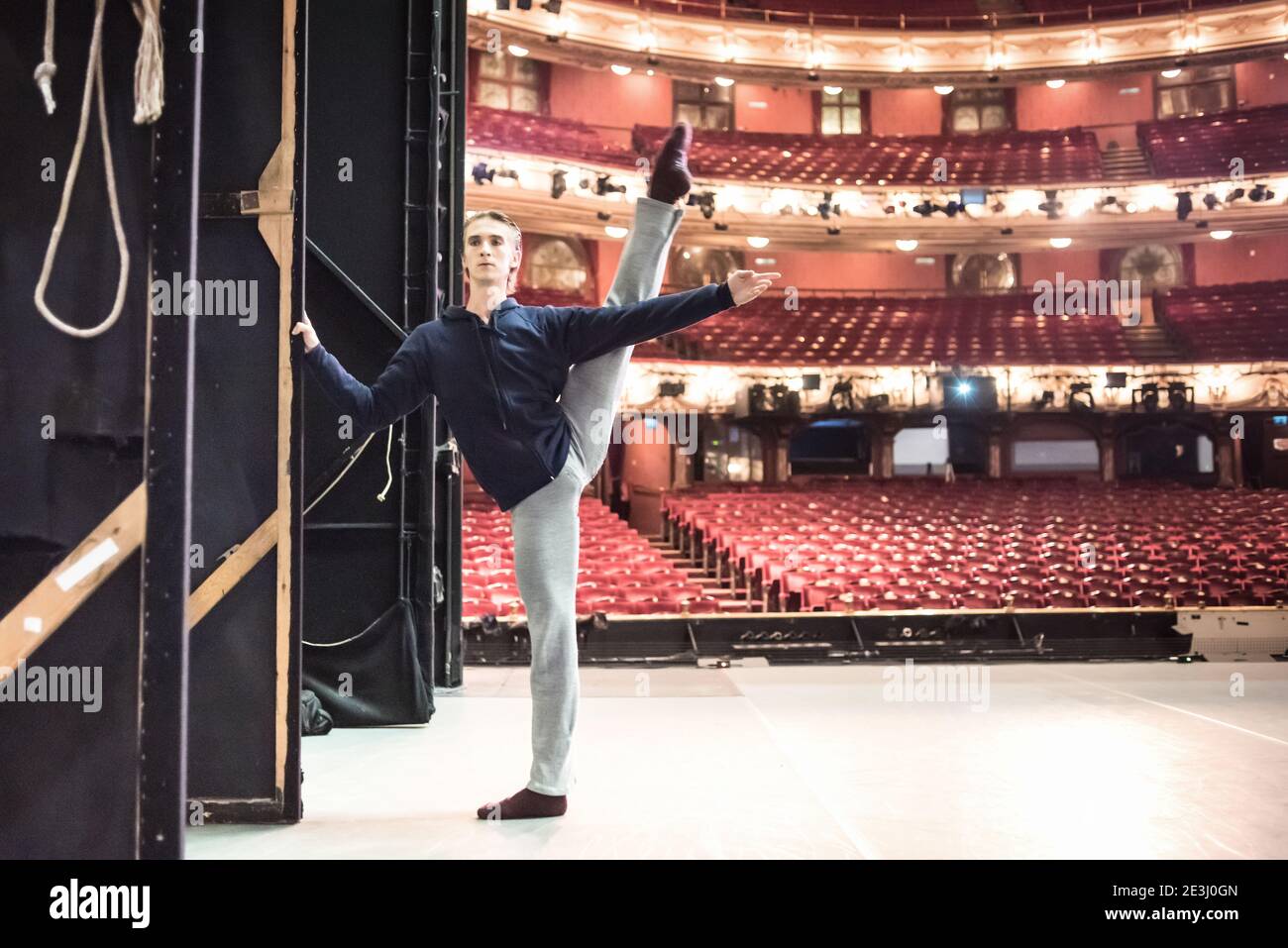 Maschio Ballet star Vadim Muntagirov si riscalda nelle ali prima di una performance Foto Stock
