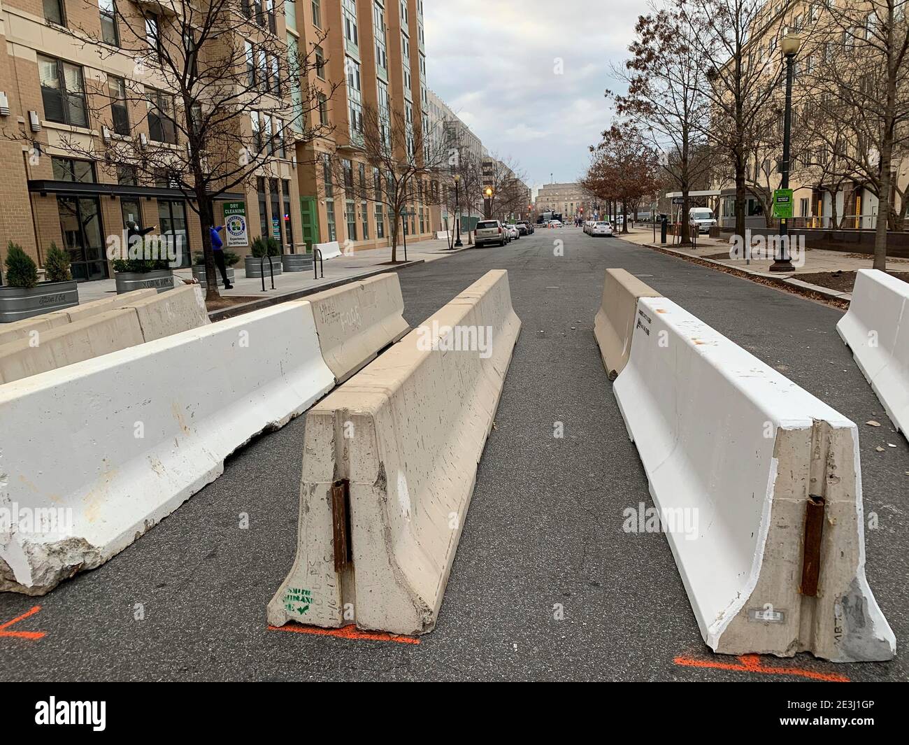 18 gennaio 2021, Washington, District of Columbia, USA: Jersey Barriers blocca molte strade intorno al centro di DC per impedire al traffico di entrare nelle aree vicine al Campidoglio degli Stati Uniti e al Mall. A Washington, DC, sono in corso preparativi per salvaguardare la città per i prossimi eventi inaugurali. (Immagine di credito: © sue Dorfman/ZUMA Wire) Foto Stock