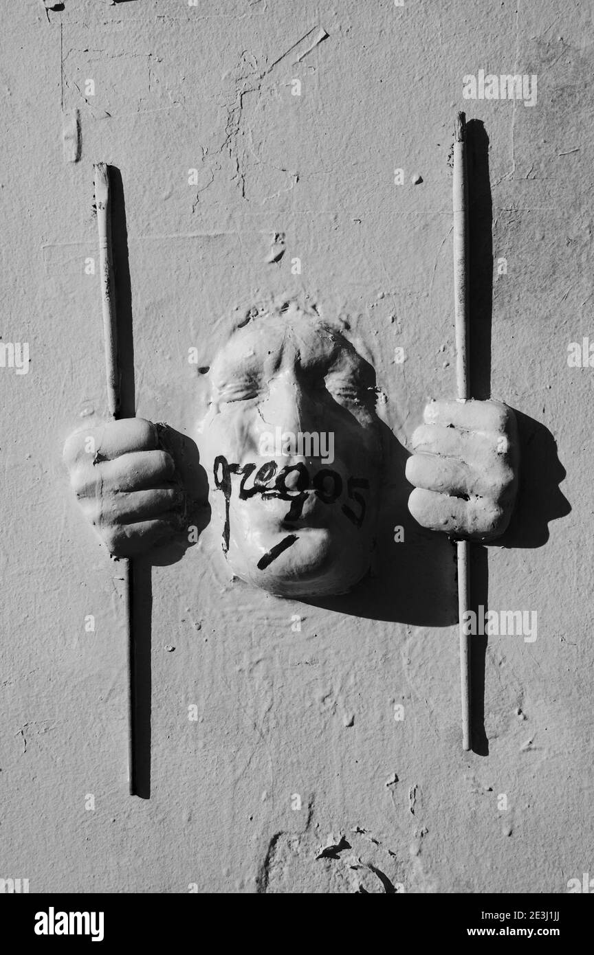 PARIGI, FRANCIA - 28 GENNAIO 2017: Uomo dietro i bar di Gregos (a Montmartre). Gregos crea repliche del suo volto con espressioni diverse Foto Stock