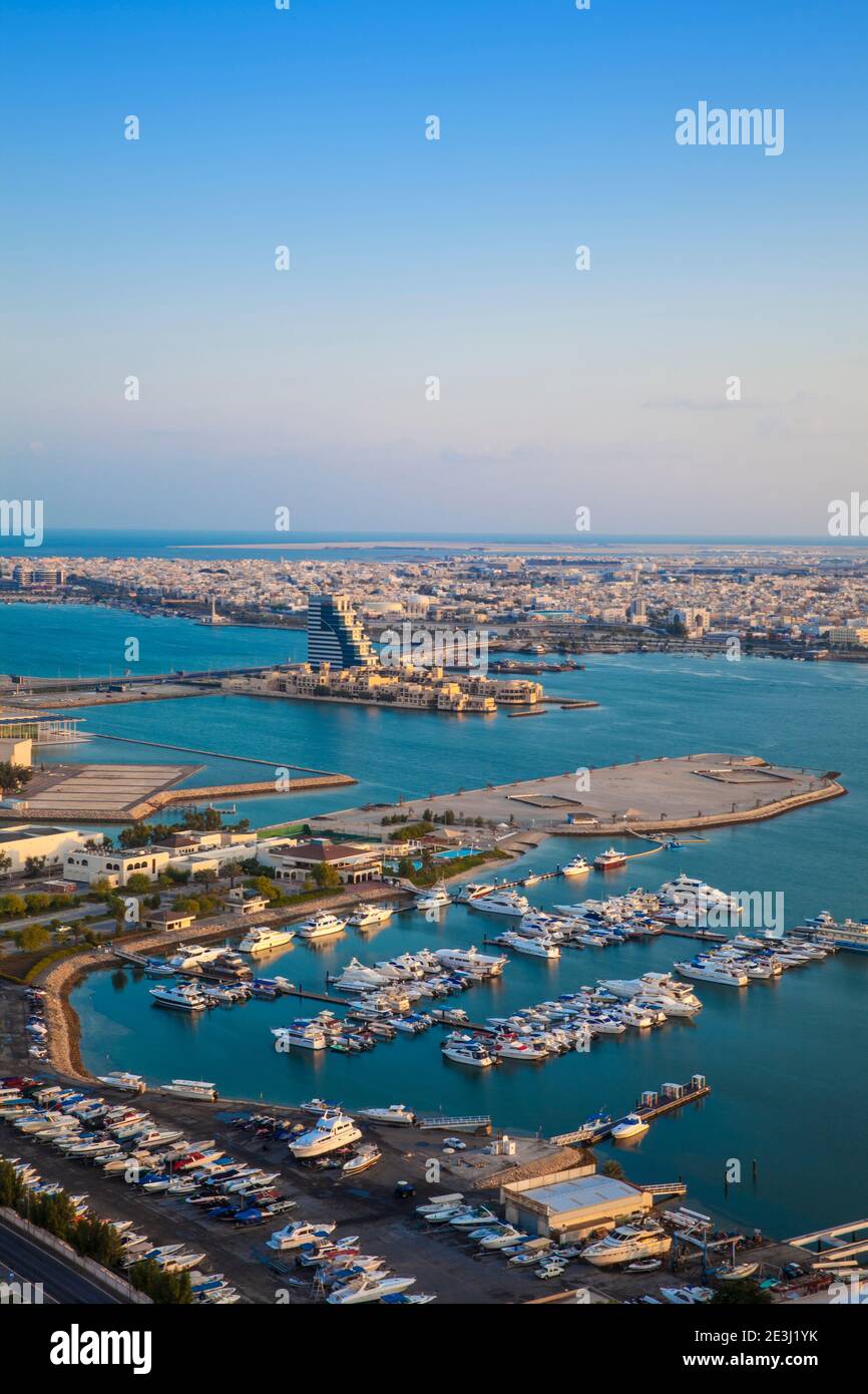 Bahrain, Manama, guardando verso il museo nazionale del Bahrain, la strada rialzata Shaikh Hamid e l'hotel Novotel al Dana Resort Foto Stock