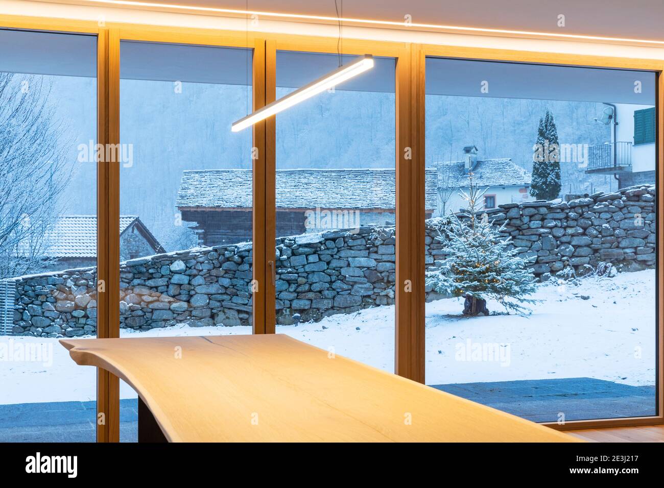 All'interno di una sala da pranzo, con una grande finestra a bovindo, nessuno all'interno e all'esterno c'è neve Foto Stock