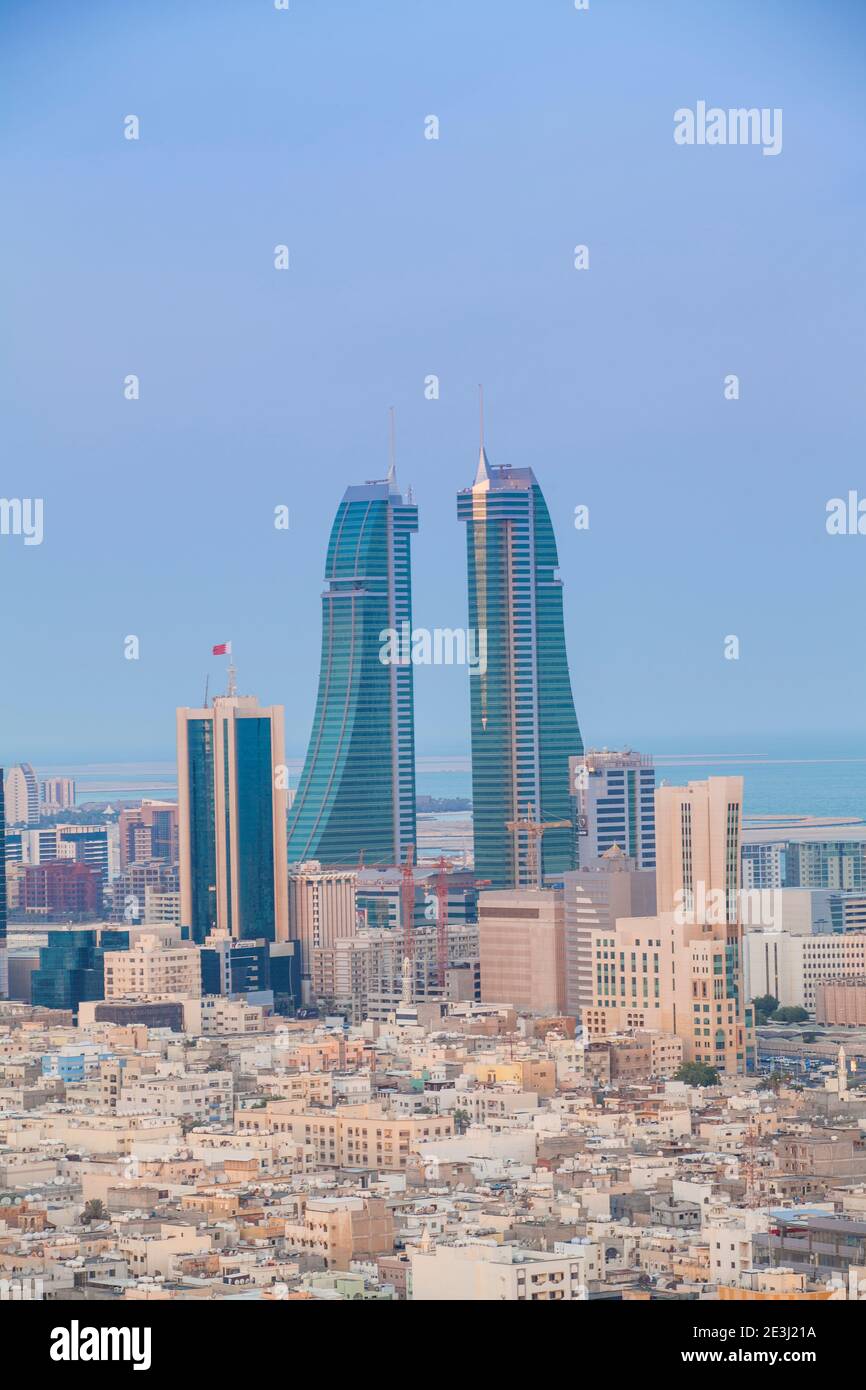 Bahrain, Manama, skyline della città guardando verso il Bahrain Financial Harbour Foto Stock