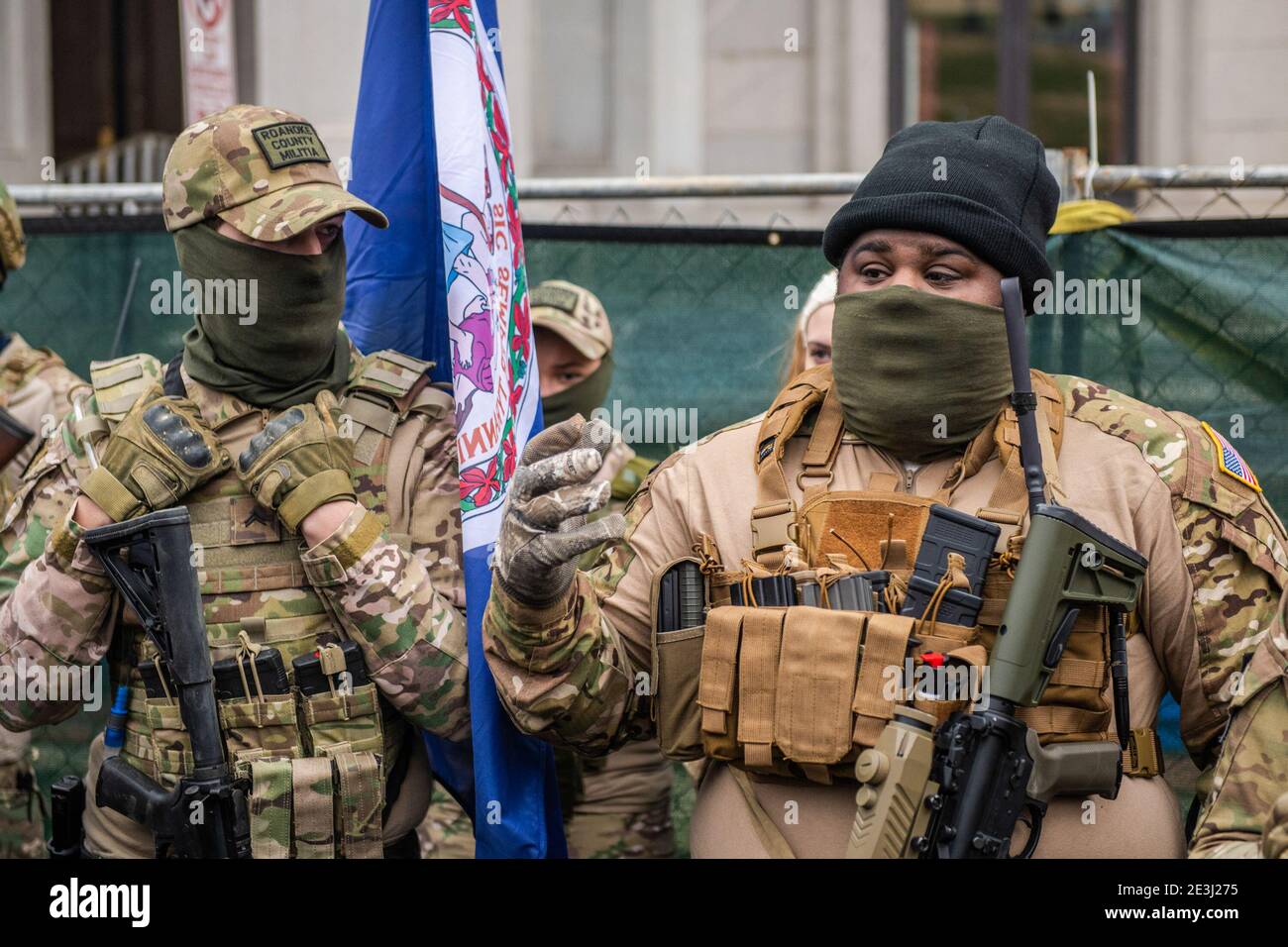 RICHMOND, VIRGINIA, GENNAIO 18- i membri della Roanoke County Militia partecipano ad un secondo rally di modifica durante il giorno della lobby al Campidoglio dello Stato della Virginia il 18 gennaio 2021 a Richmond, Virginia. Foto: Chris Tuite/ImageSPACE /MediaPunch Foto Stock