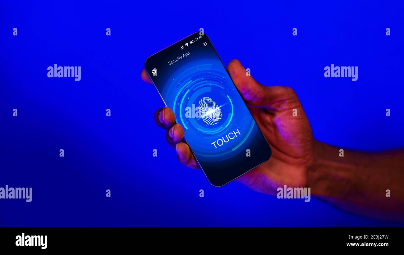 Telefono con presa a mano maschile con scanner per impronte digitali,  sfondo blu, Panorama Foto stock - Alamy