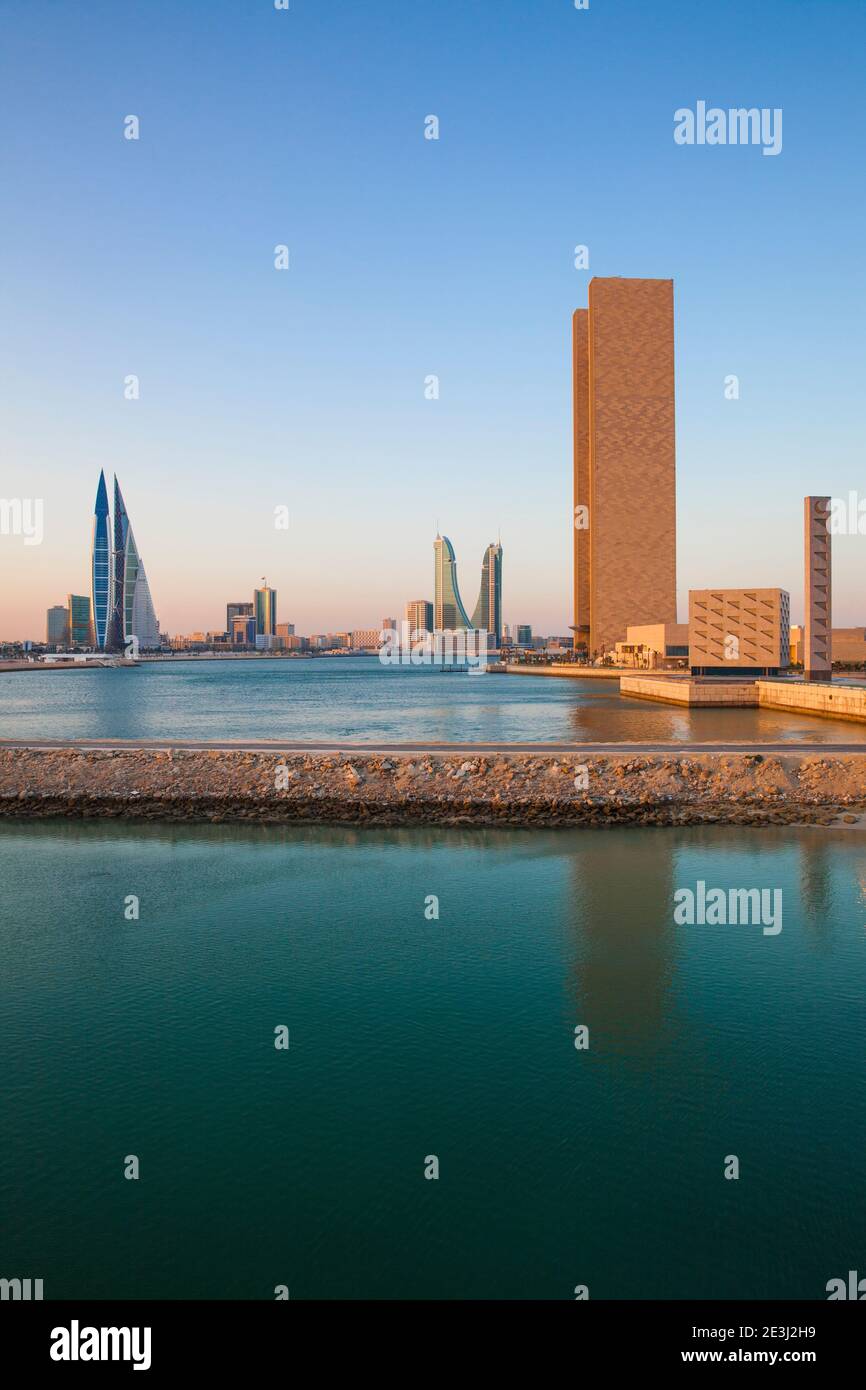 Il Bahrain, Manama, vista della baia di Bahrain - Bahrain Financial Harbour, Torri del Porto, Hotel Di Quattro Stagioni e Bahrain World Trade Center Foto Stock