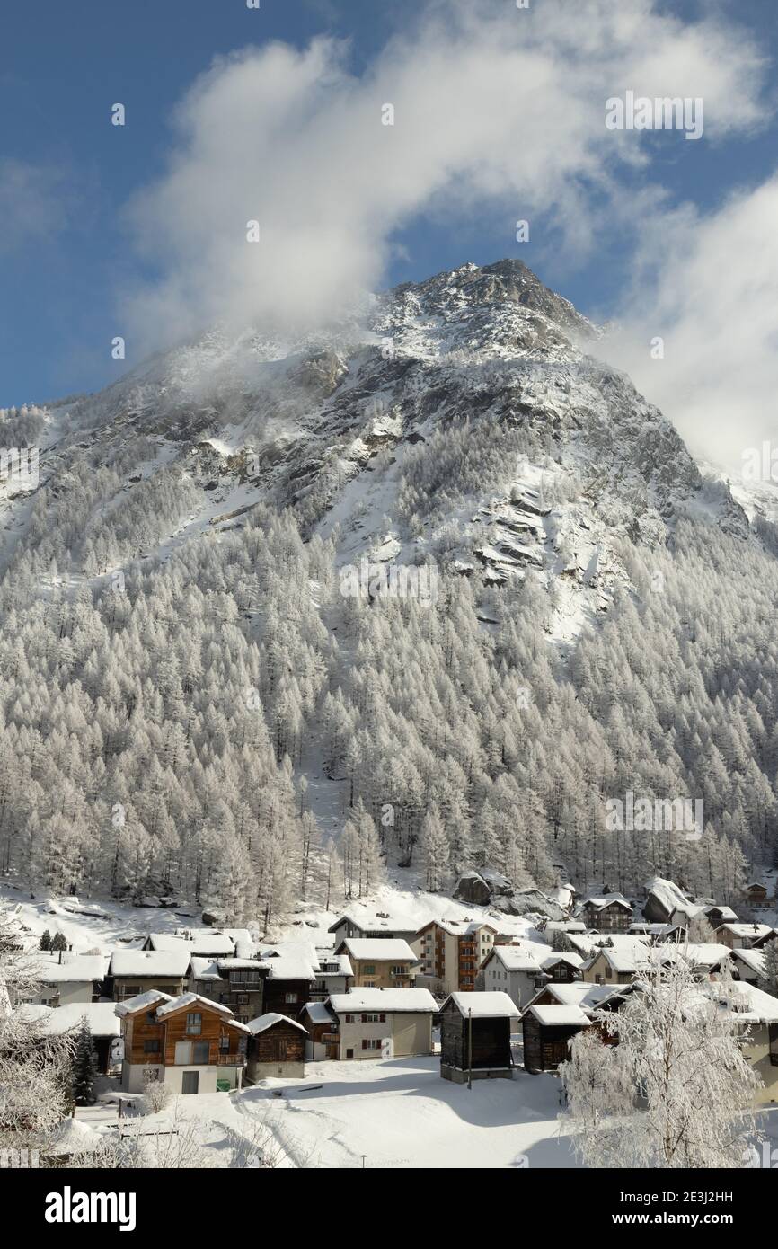 Una bella foto panoramica invernale di Saas-Almagell in Vallese, Svizzera. Il Vallese è una destinazione invernale e una regione vinicola rinomata in tutto il mondo. Foto Stock