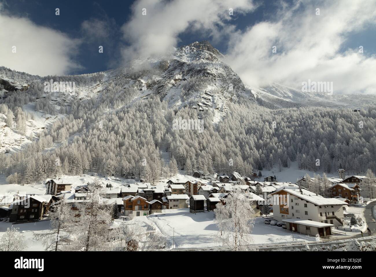 Una bella foto panoramica invernale di Saas-Almagell in Vallese, Svizzera. Il Vallese è una destinazione invernale e una regione vinicola rinomata in tutto il mondo. Foto Stock