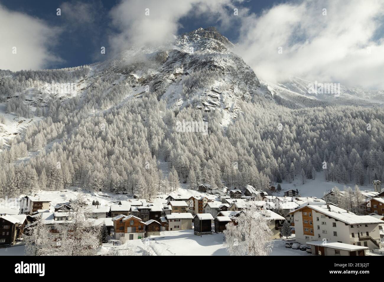 Una bella foto panoramica invernale di Saas-Almagell in Vallese, Svizzera. Il Vallese è una destinazione invernale e una regione vinicola rinomata in tutto il mondo. Foto Stock