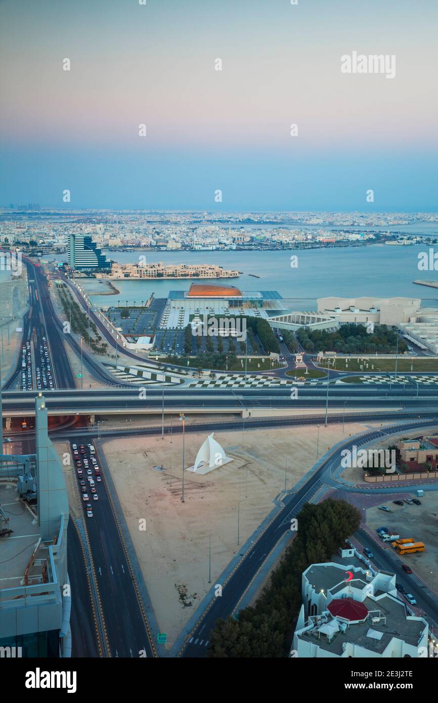 Bahrain, Manama, vista sulla città guardando verso il Museo Nazionale del Bahrain, l'Hotel Novotel al Dana Resort e in lontananza Muharraq Foto Stock