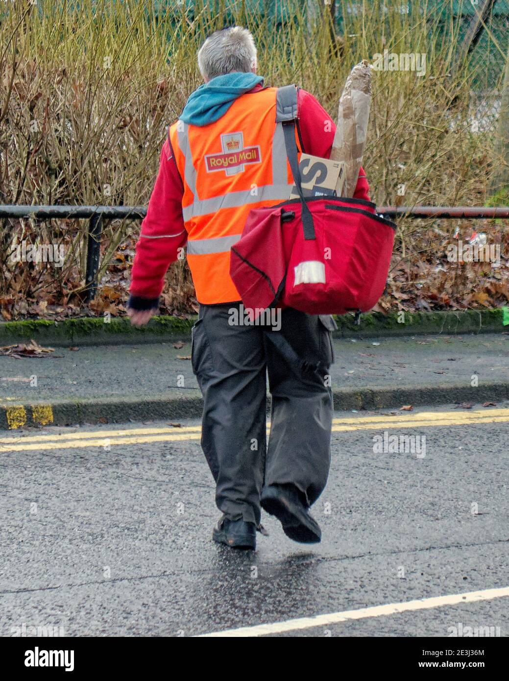 Glasgow, Scozia, Regno Unito. 19 gennaio, 2021.Lockdown Martedì ha visto vuoti hub di viaggio con le persone che camminano in giro perso con il nuovo take-away regole nulla da fare. Il postino lavora ancora durante il blocco e questo ha una strana consegna. Credit Gerard Ferry/Alamy Live News Foto Stock